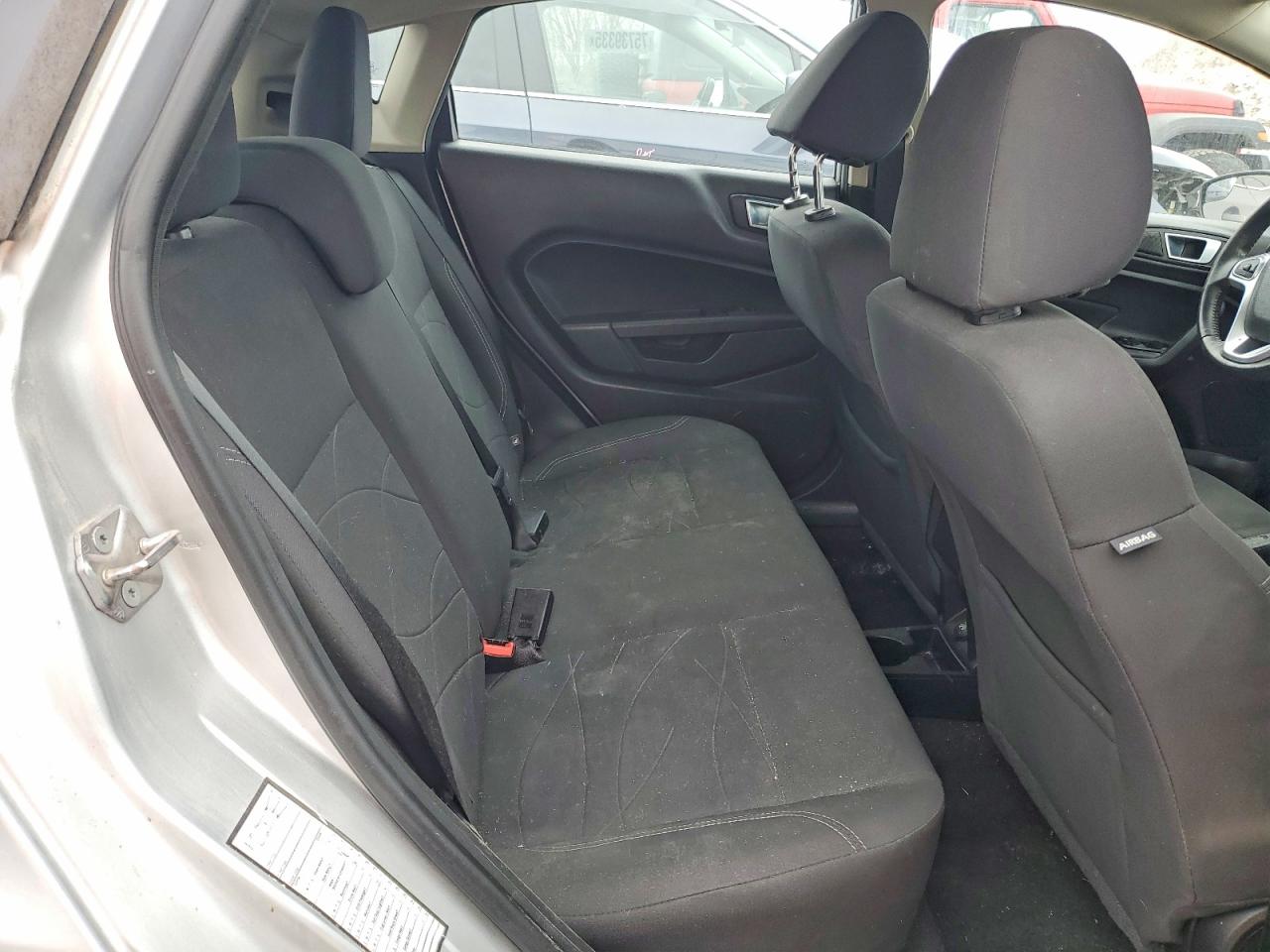 2015 FORD FIESTA SE photo 28