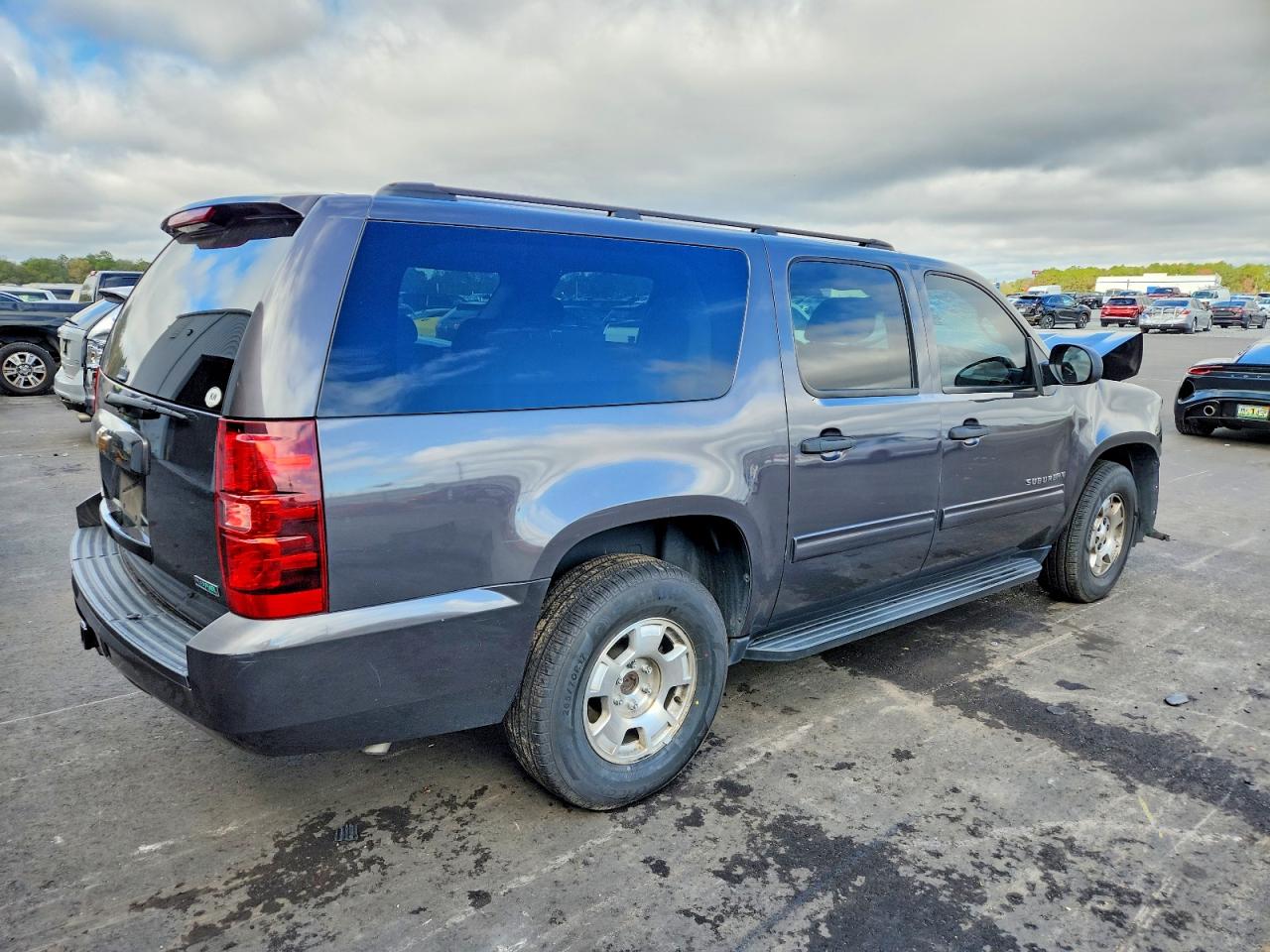 2010 CHEVROLET SUBURBAN C1500 LS photo 5