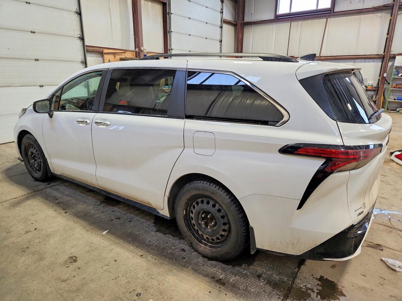 2022 TOYOTA SIENNA LE photo 2