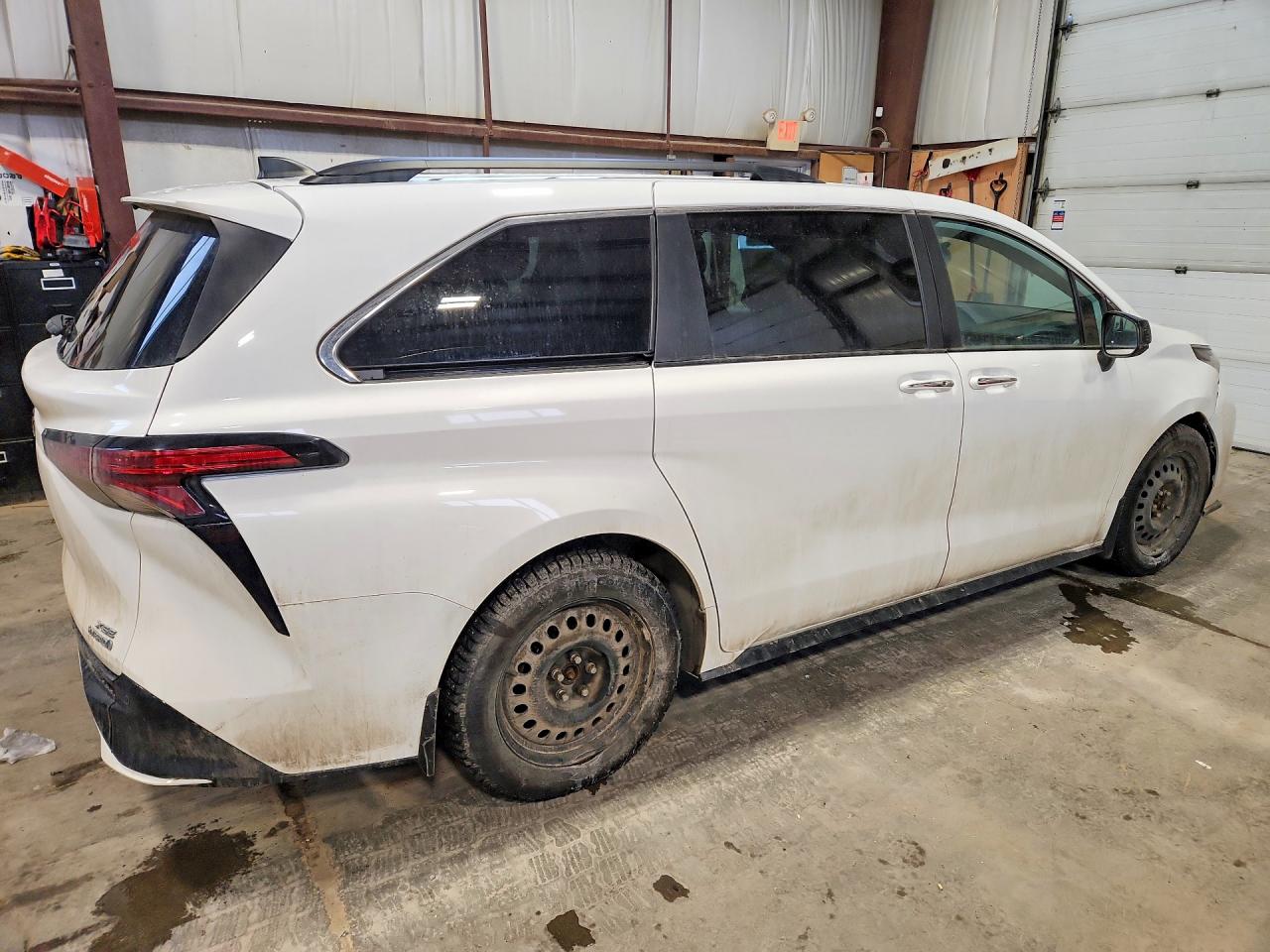 2022 TOYOTA SIENNA LE photo 3