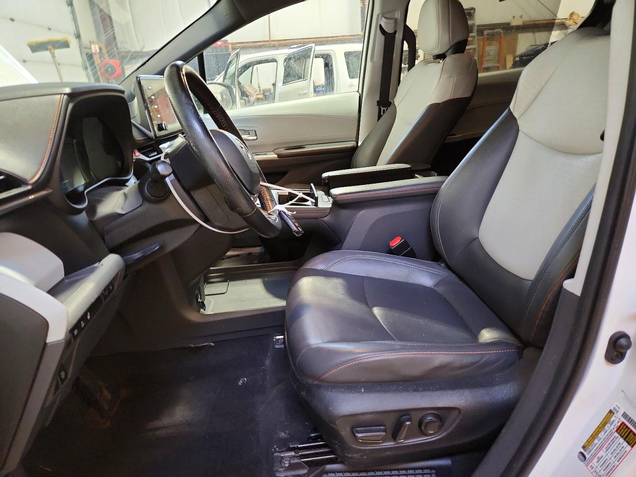 2022 TOYOTA SIENNA LE photo 7