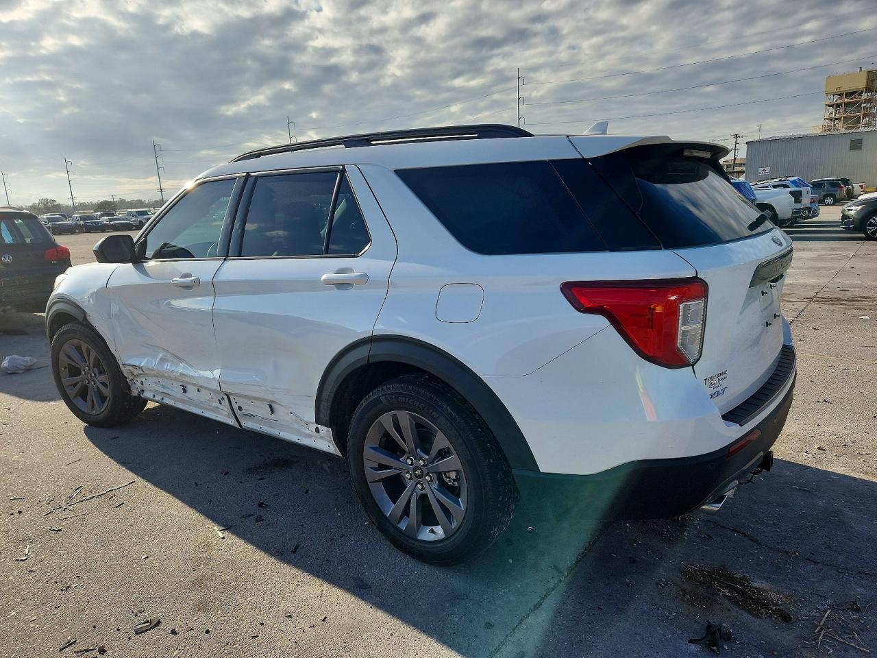 2024 FORD EXPLORER XLT photo 2