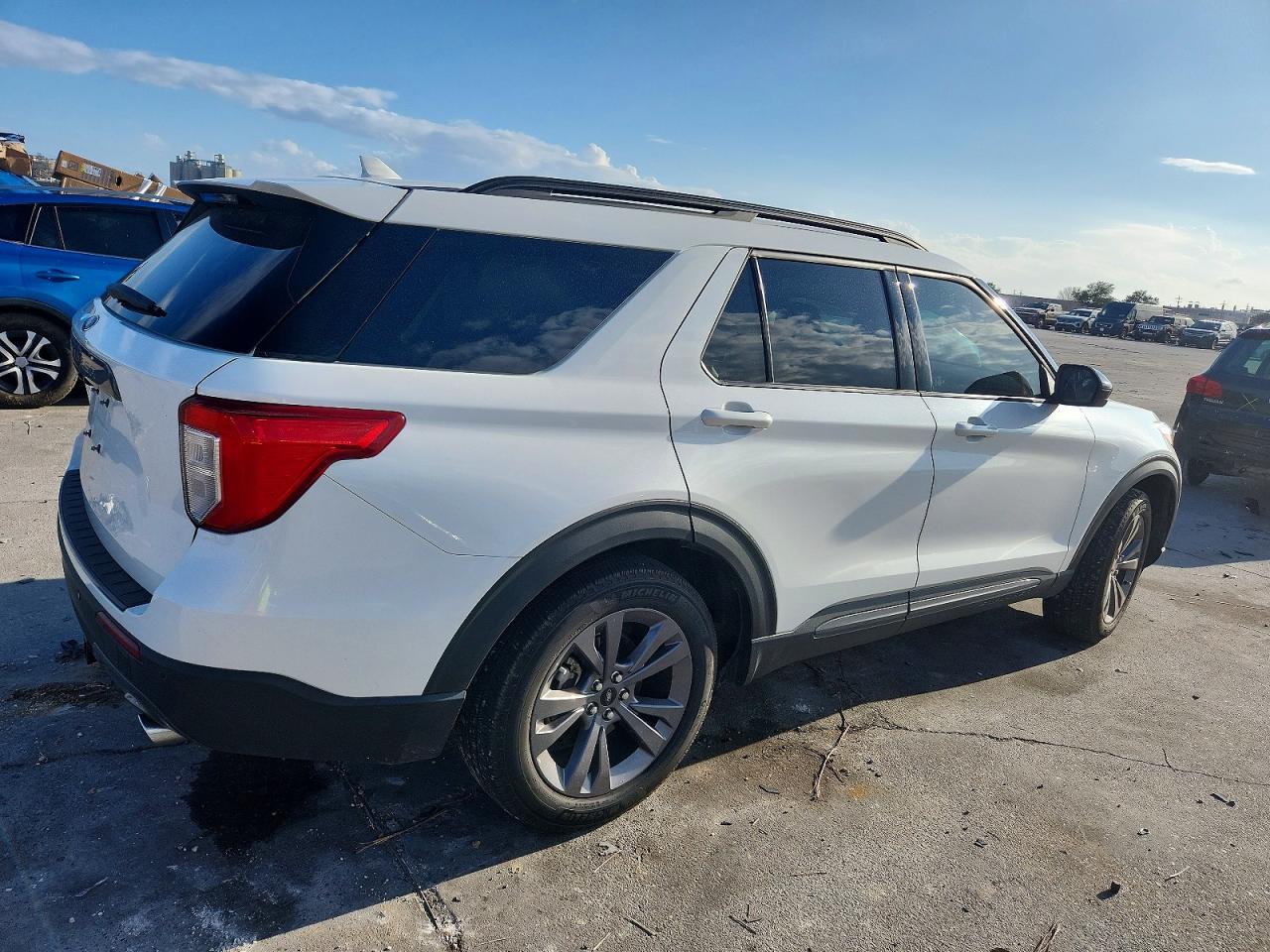 2024 FORD EXPLORER XLT photo 3