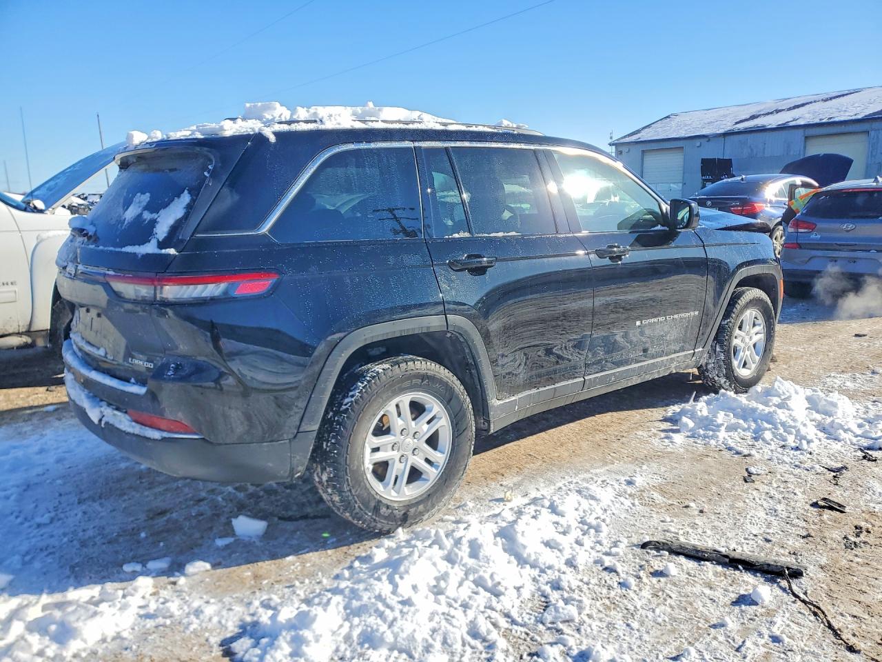2023 JEEP GRAND CHEROKEE LAREDO photo 3