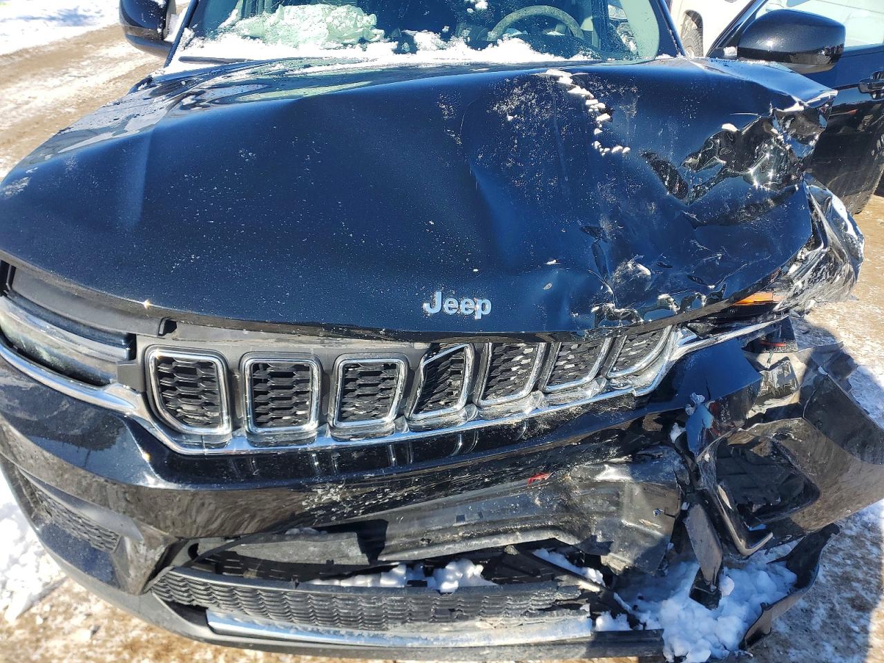 2023 JEEP GRAND CHEROKEE LAREDO photo 12