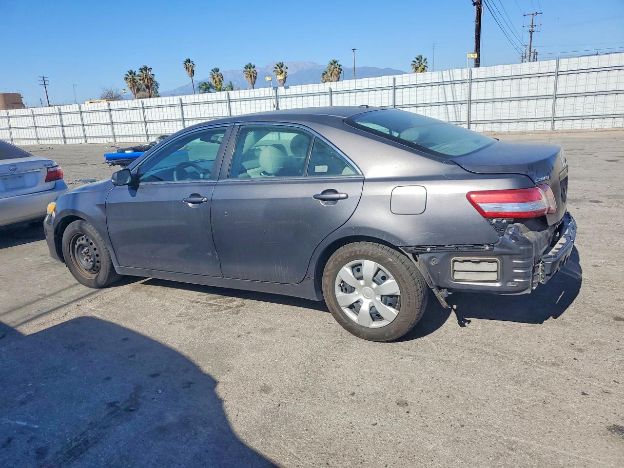 2011 TOYOTA CAMRY photo 3