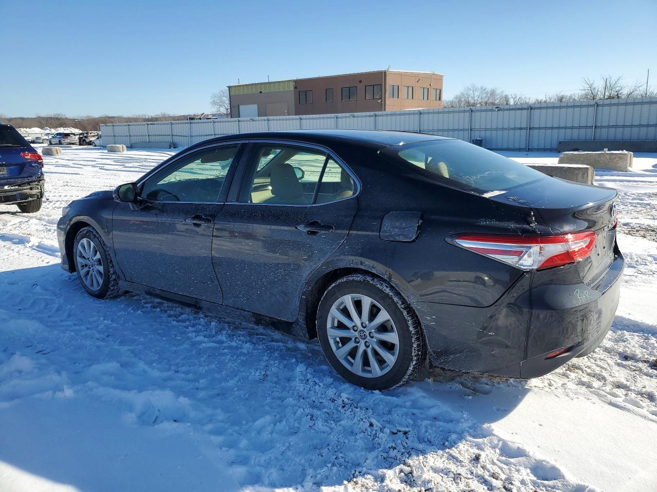 2018 TOYOTA CAMRY LE photo 2