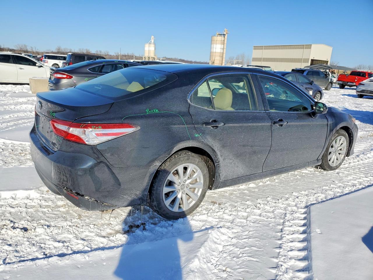 2018 TOYOTA CAMRY LE photo 3