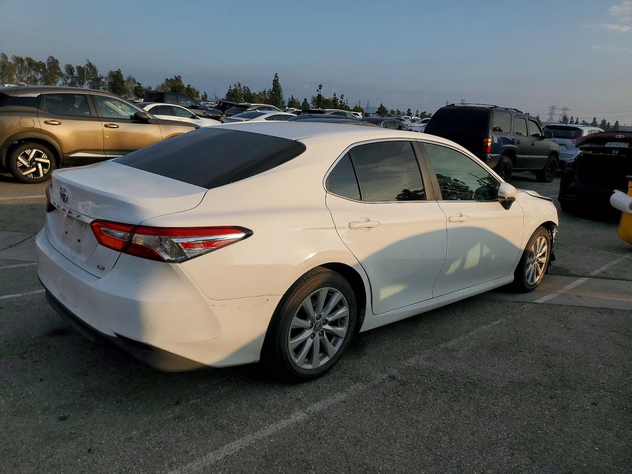 2018 TOYOTA CAMRY LE photo 5
