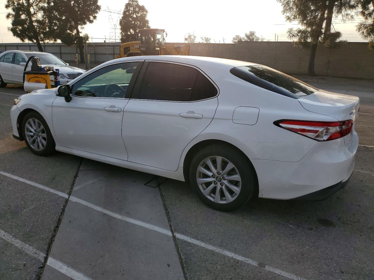 2018 TOYOTA CAMRY LE photo 3