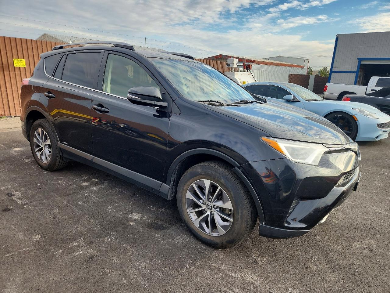 2018 TOYOTA RAV4 HV LE photo 4