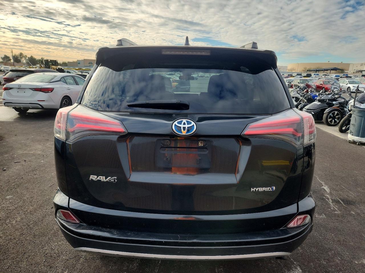 2018 TOYOTA RAV4 HV LE photo 6