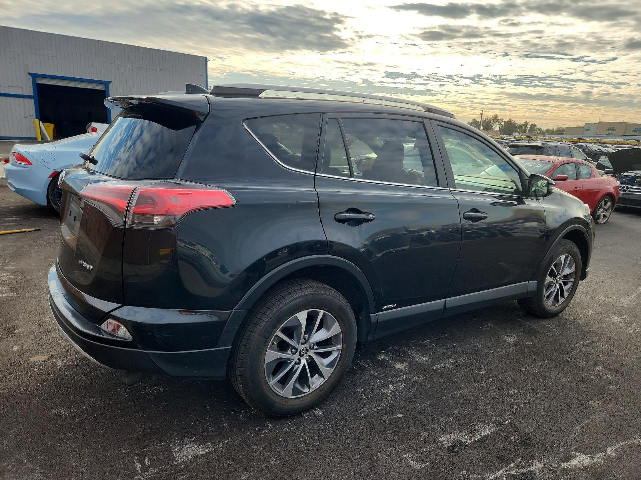 2018 TOYOTA RAV4 HV LE photo 3