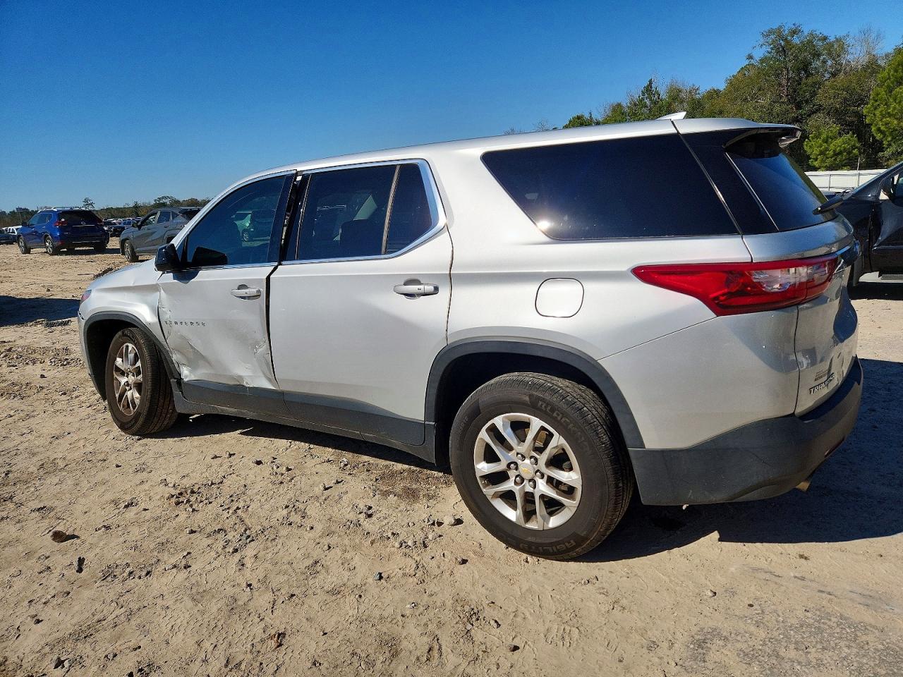 2019 CHEVROLET TRAVERSE LS photo 3