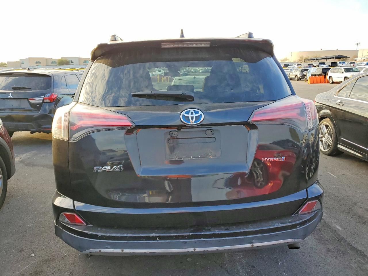 2018 TOYOTA RAV4 HV LE photo 6