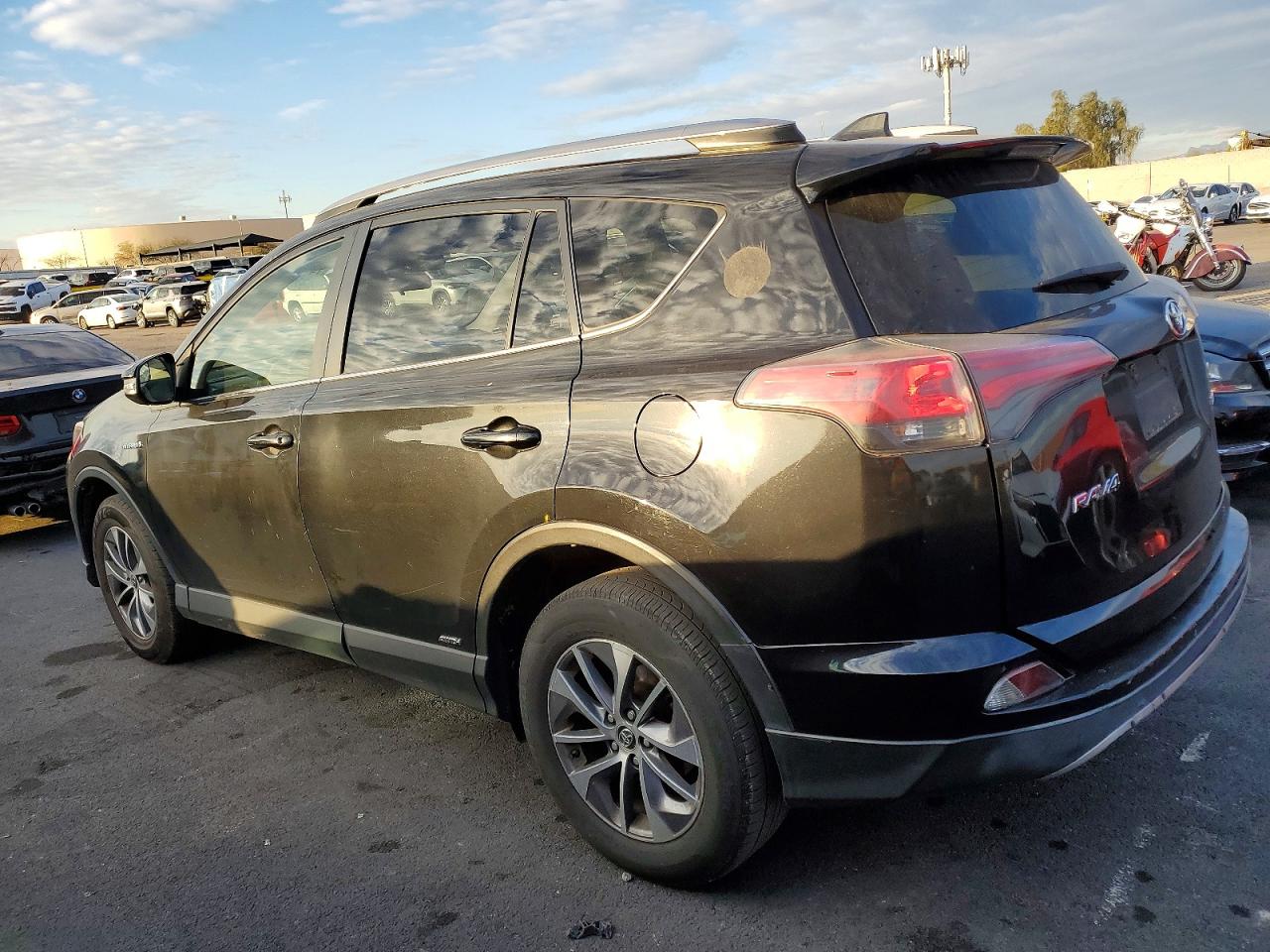 2018 TOYOTA RAV4 HV LE photo 2