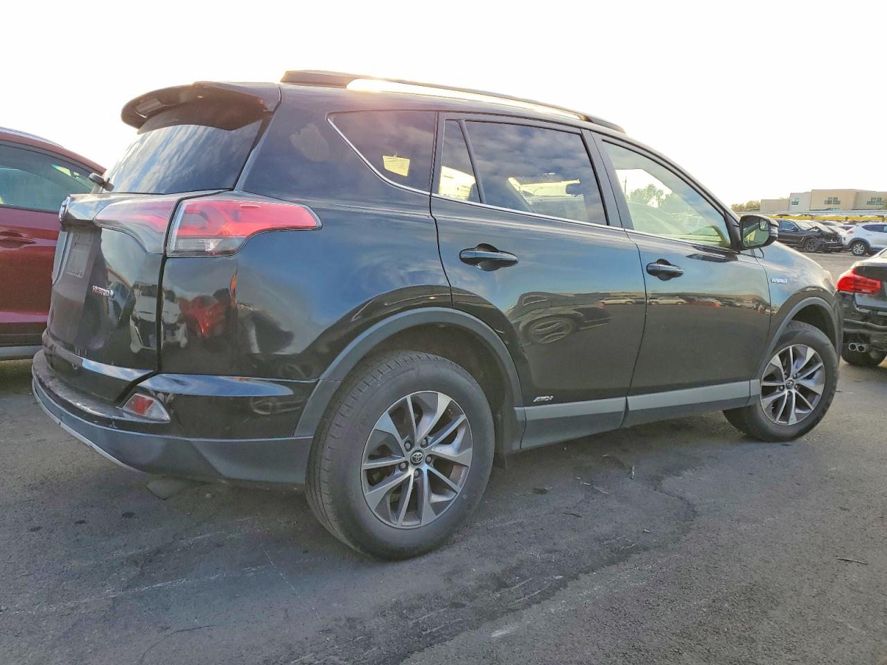 2018 TOYOTA RAV4 HV LE photo 3