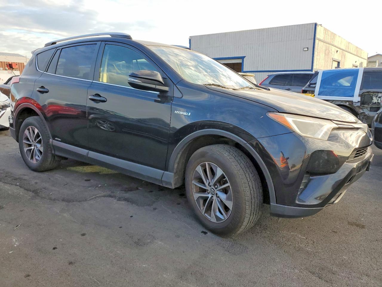 2018 TOYOTA RAV4 HV LE photo 4