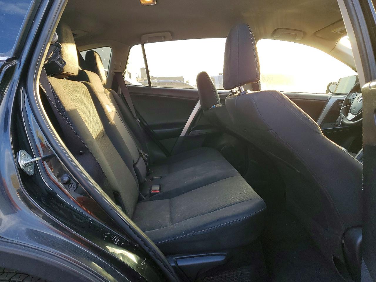 2018 TOYOTA RAV4 HV LE photo 10
