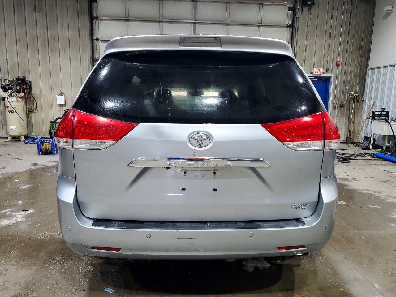 2014 TOYOTA SIENNA LIMITED 7-PASSENGER photo 11