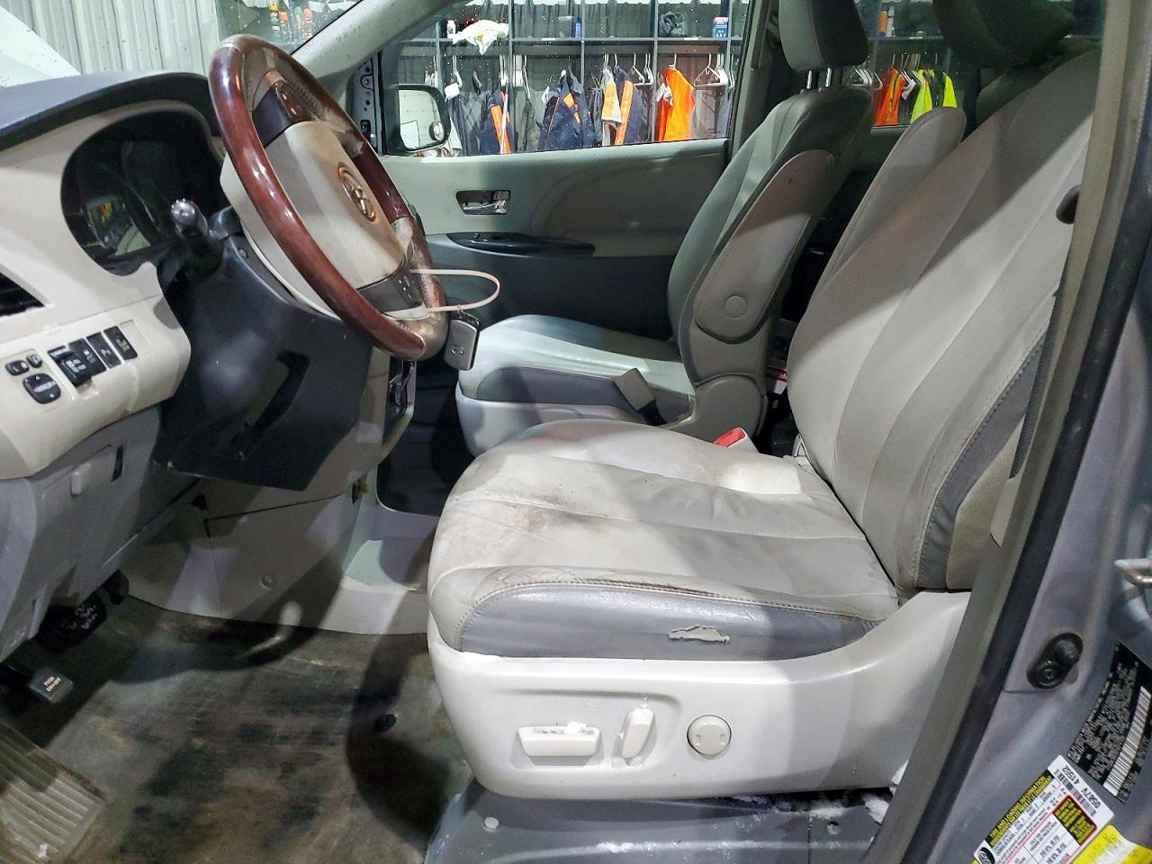 2014 TOYOTA SIENNA LIMITED 7-PASSENGER photo 13