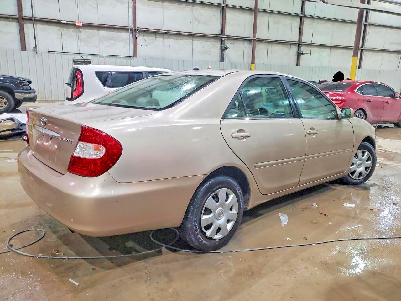 2004 TOYOTA CAMRY LE photo 3