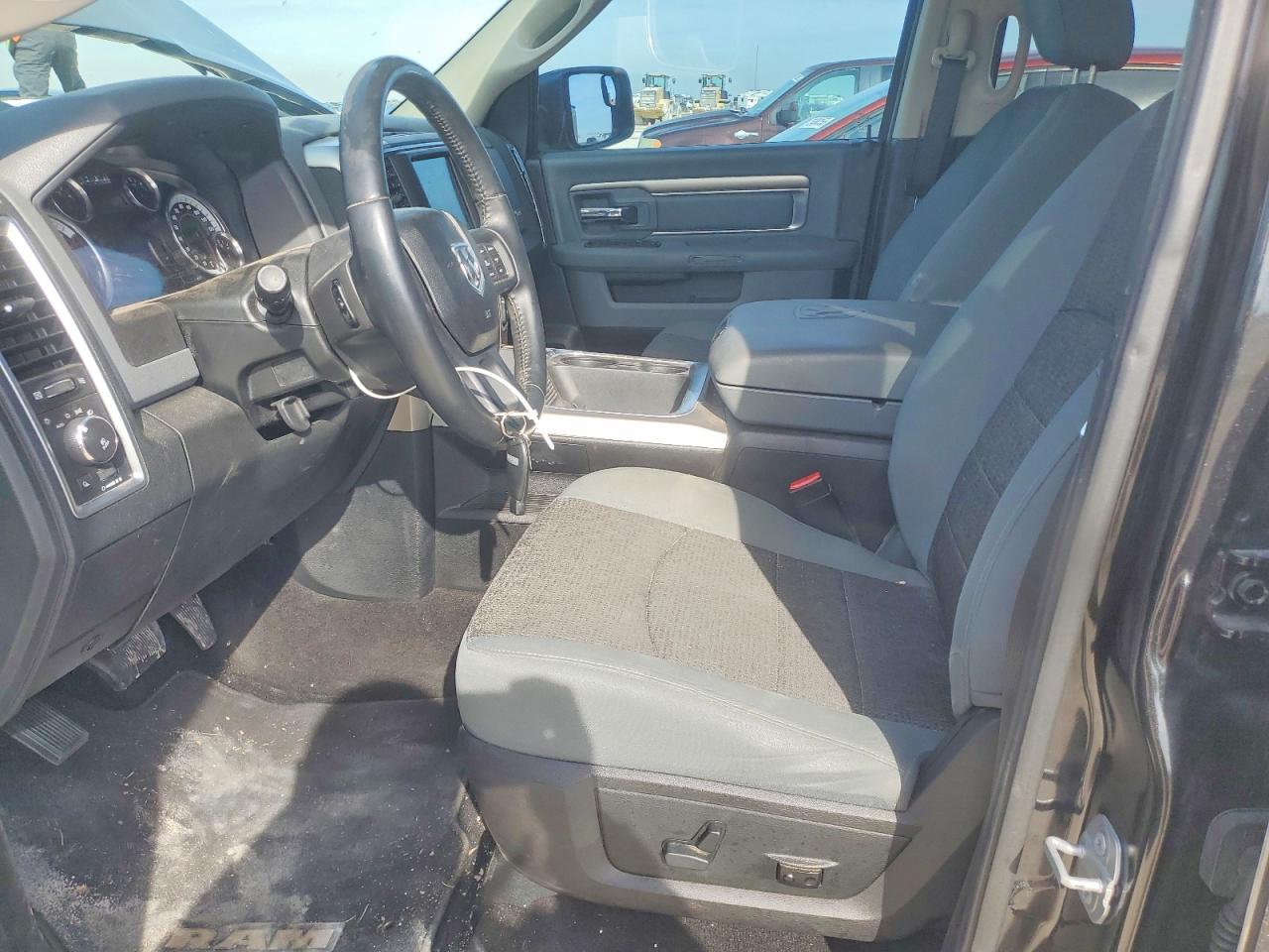 2017 RAM 1500 SLT photo 13