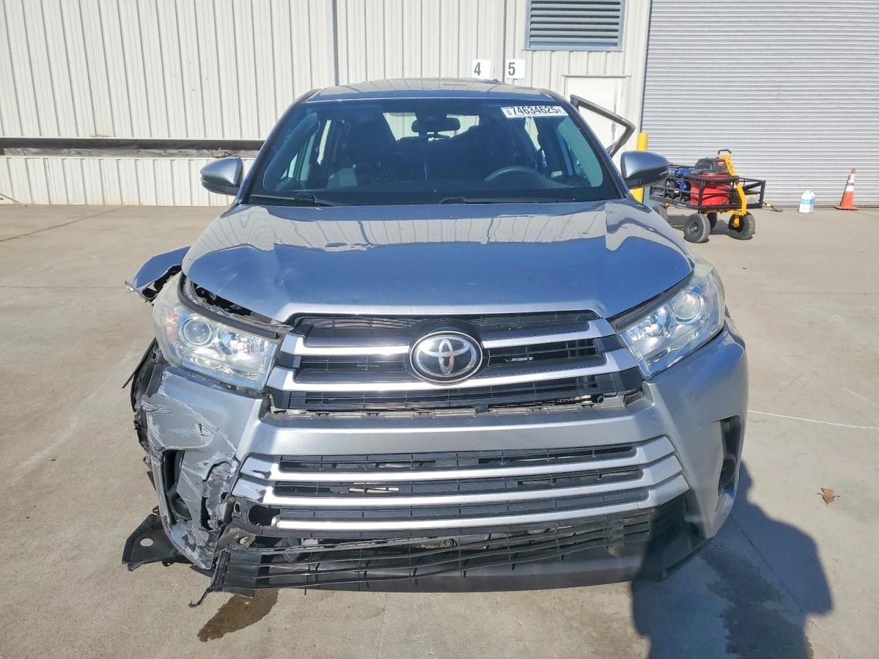 2019 TOYOTA HIGHLANDER LE photo 5