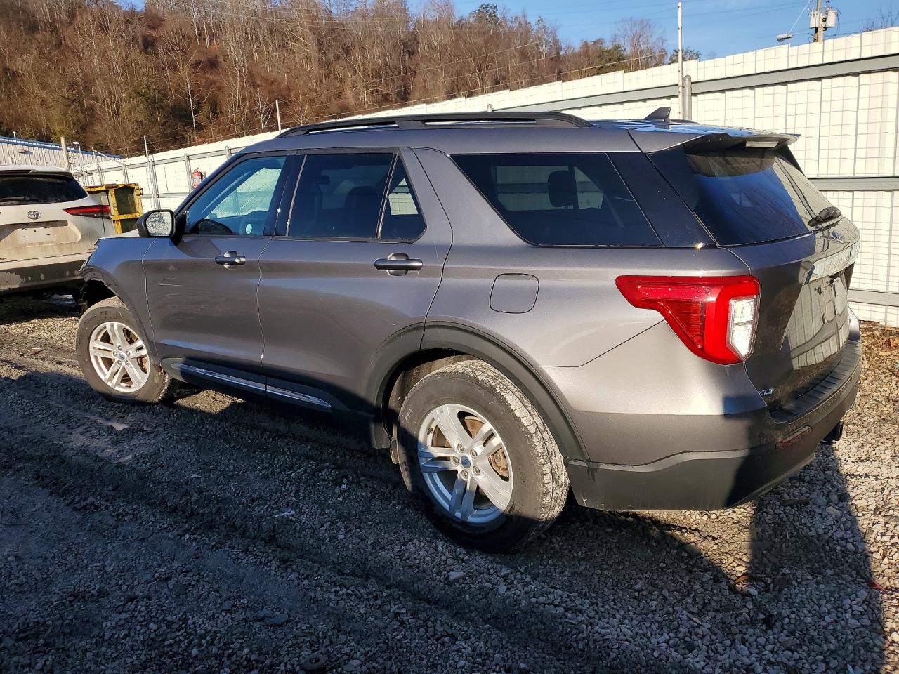 2021 FORD EXPLORER XLT photo 3