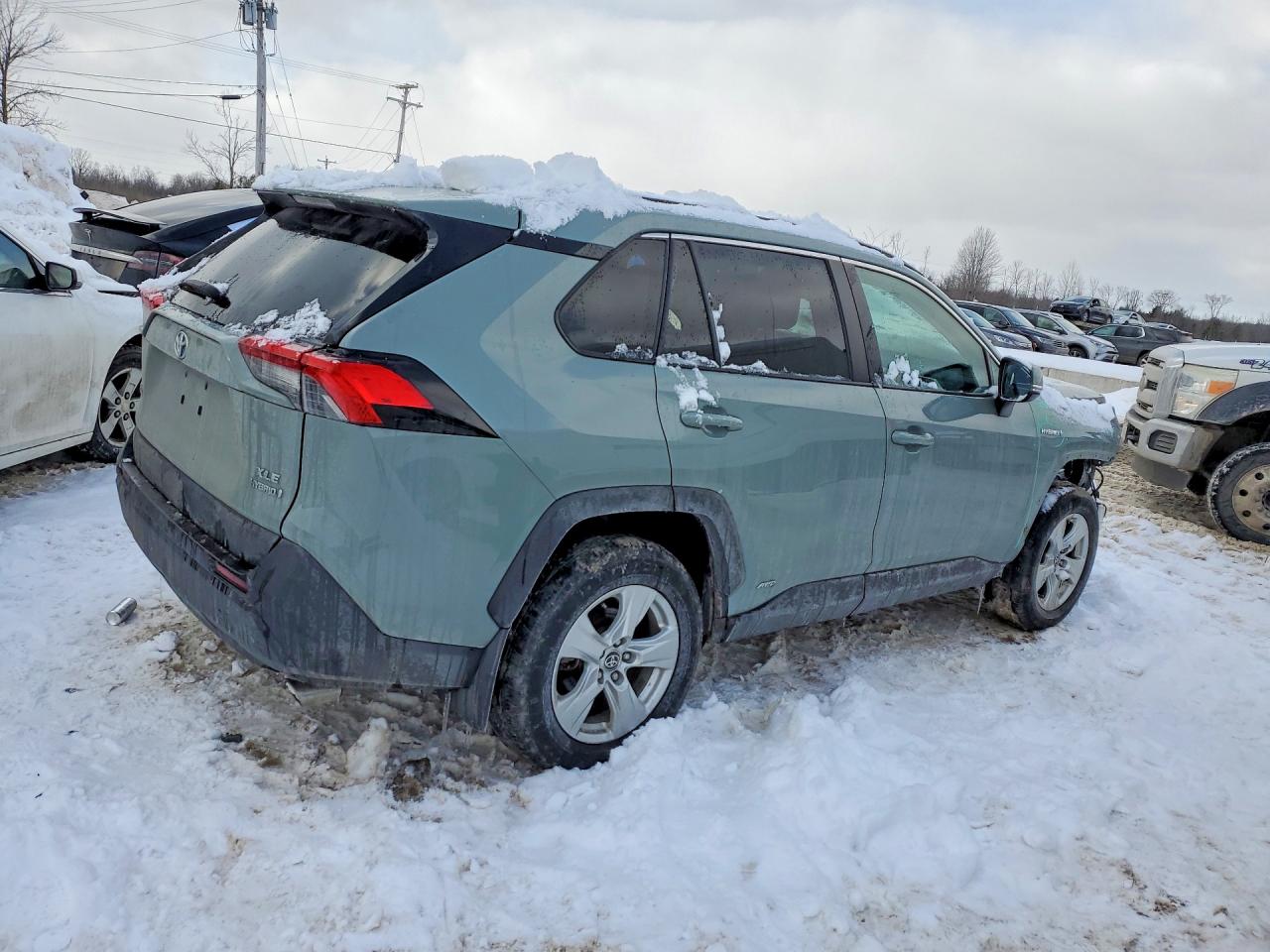 2021 TOYOTA RAV4 XLE photo 3