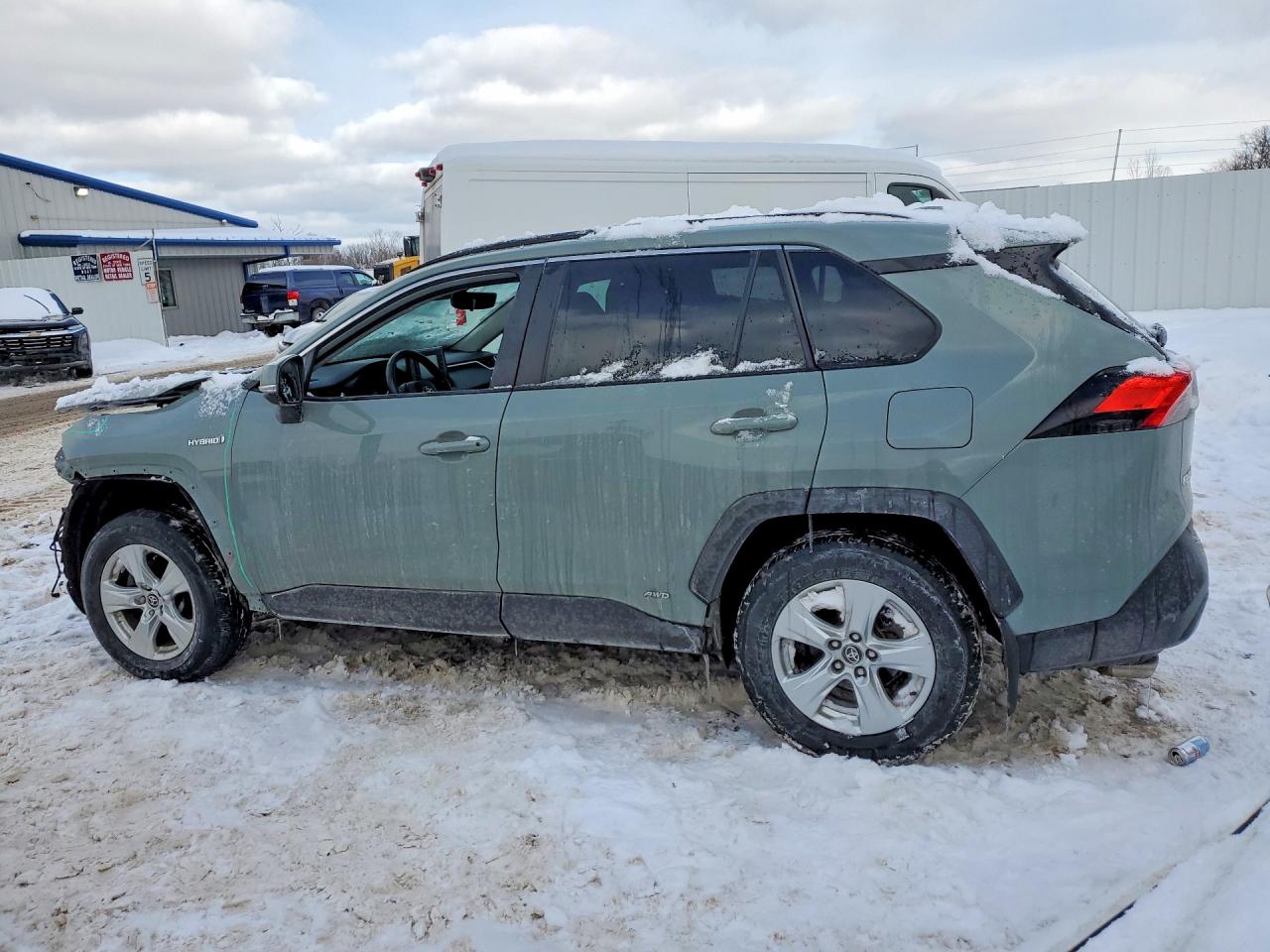 2021 TOYOTA RAV4 XLE photo 2