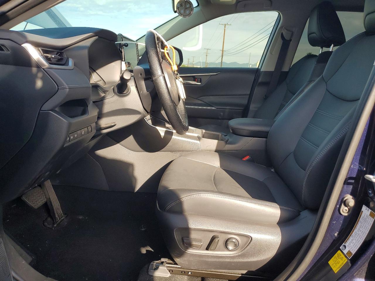 2025 TOYOTA RAV4 XLE PREMIUM photo 7