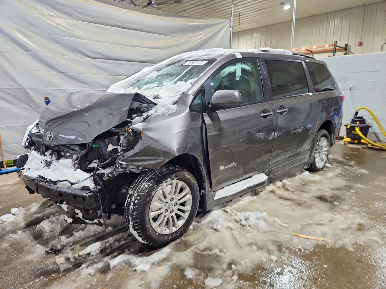 2016 TOYOTA SIENNA