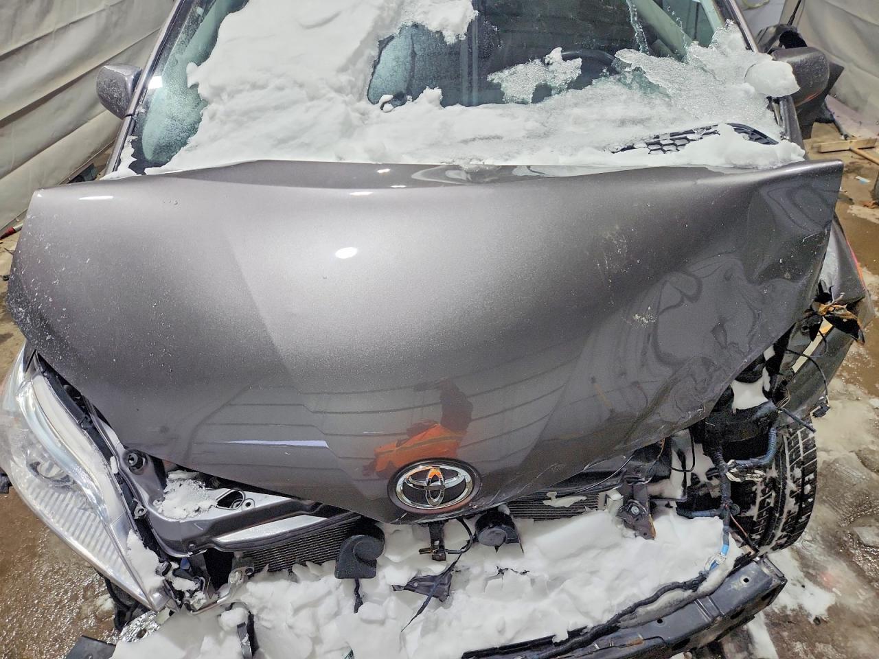 2016 TOYOTA SIENNA XLE photo 23