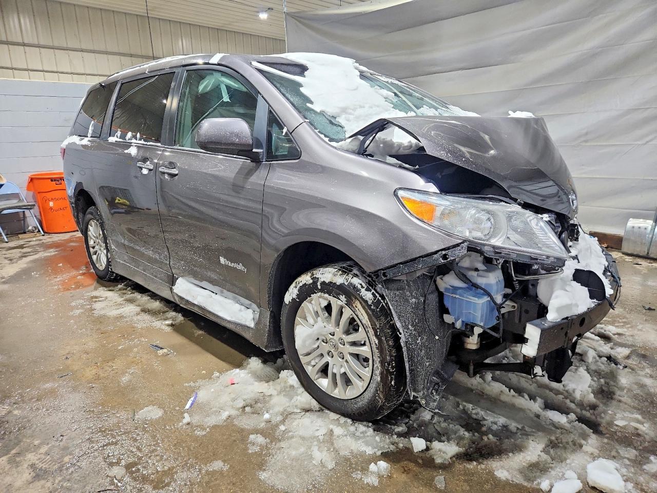 2016 TOYOTA SIENNA XLE photo 7