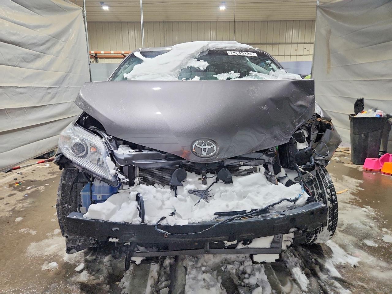2016 TOYOTA SIENNA XLE photo 9
