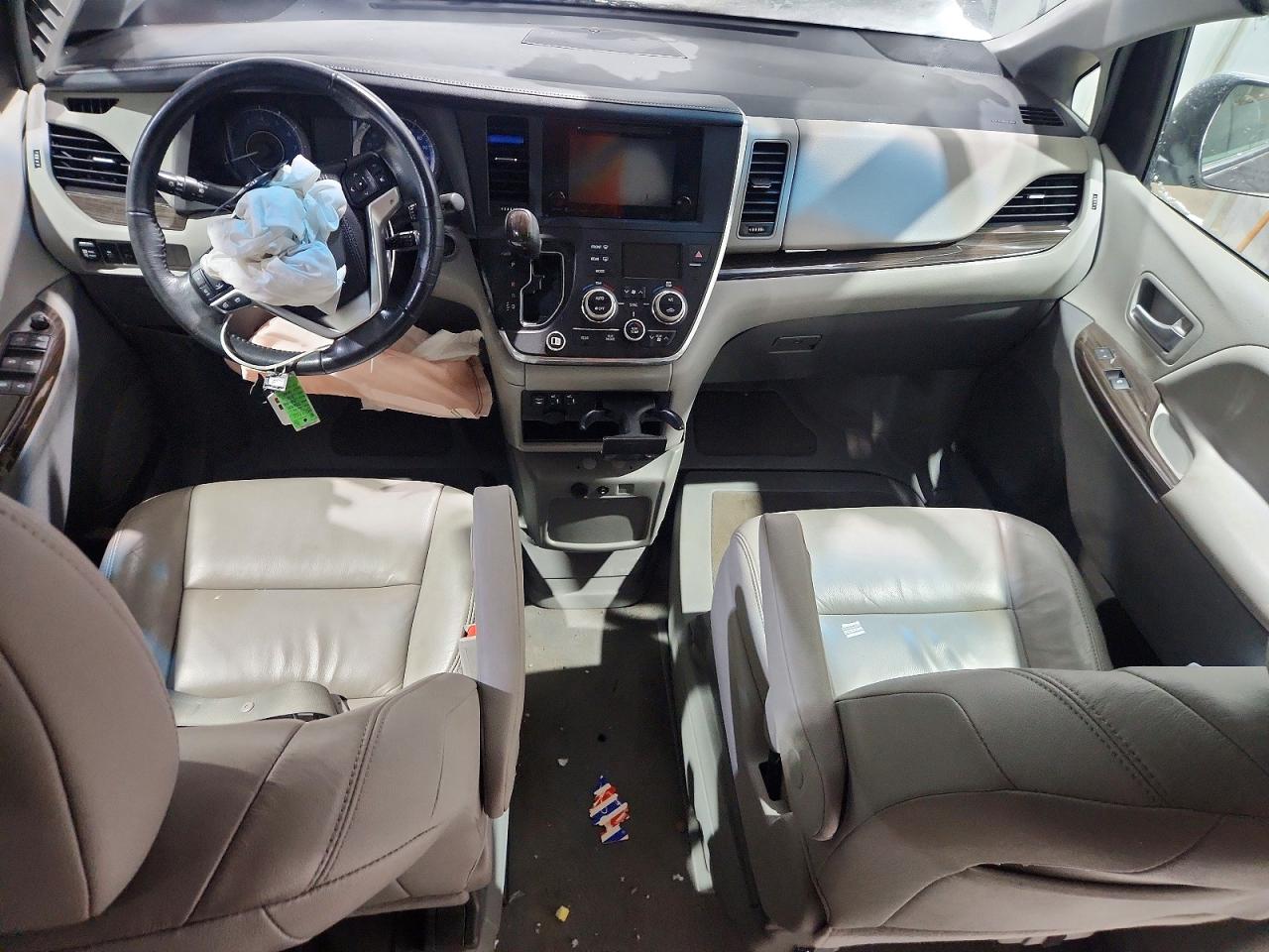 2016 TOYOTA SIENNA XLE photo 15