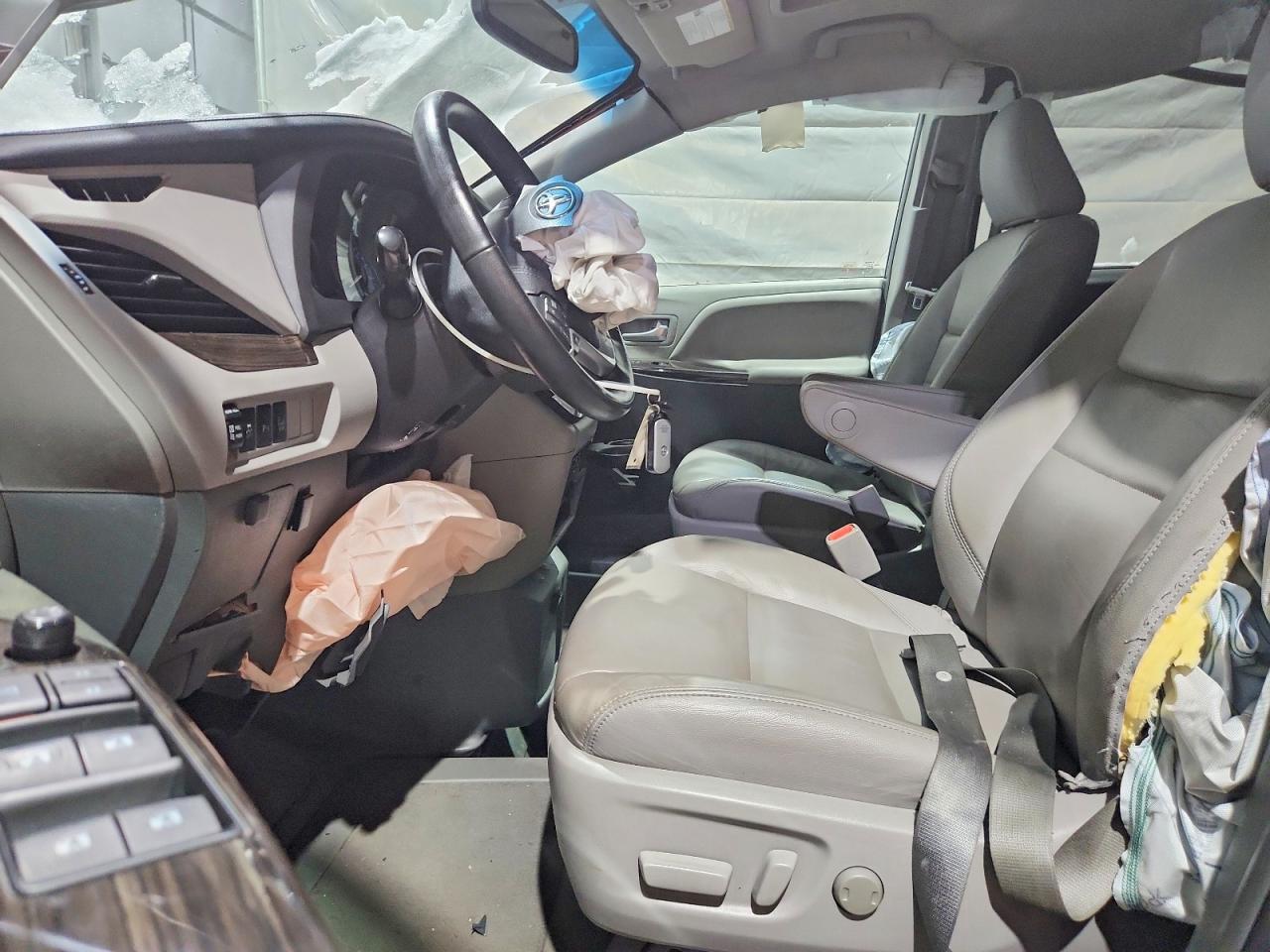 2016 TOYOTA SIENNA XLE photo 13