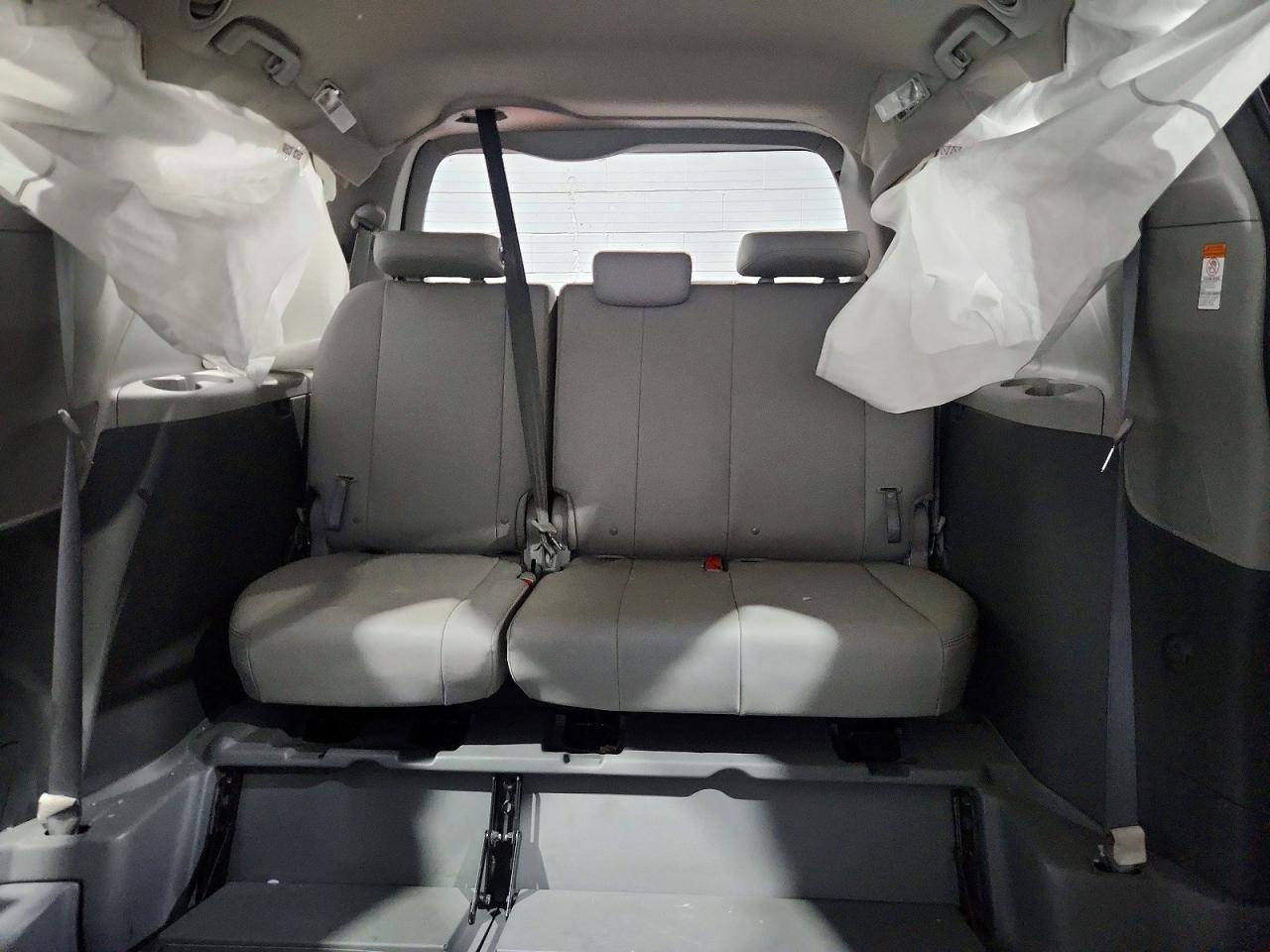 2016 TOYOTA SIENNA XLE photo 19