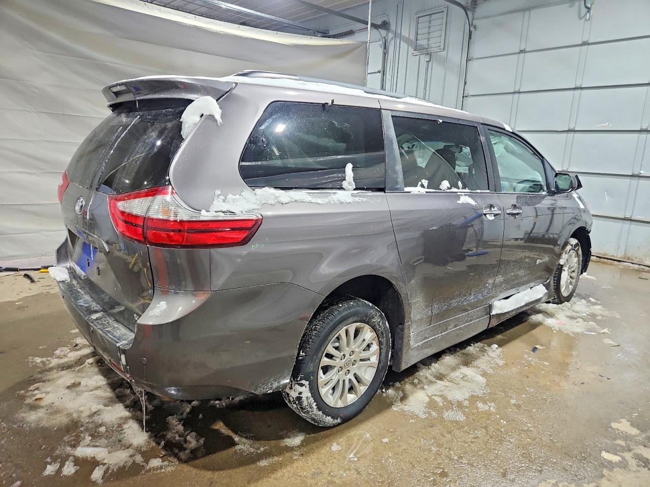 2016 TOYOTA SIENNA XLE photo 5