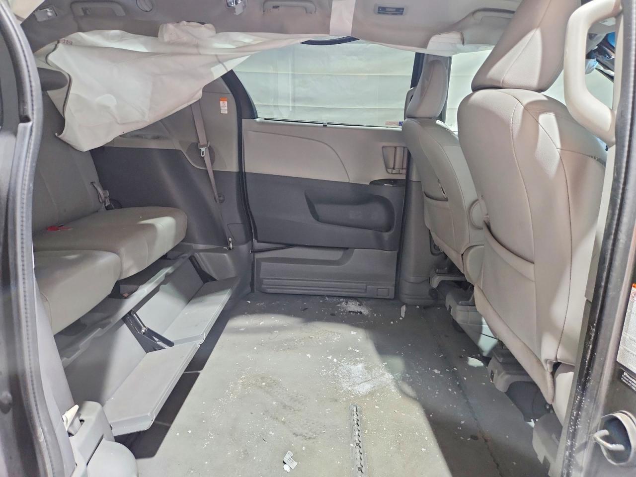 2016 TOYOTA SIENNA XLE photo 21