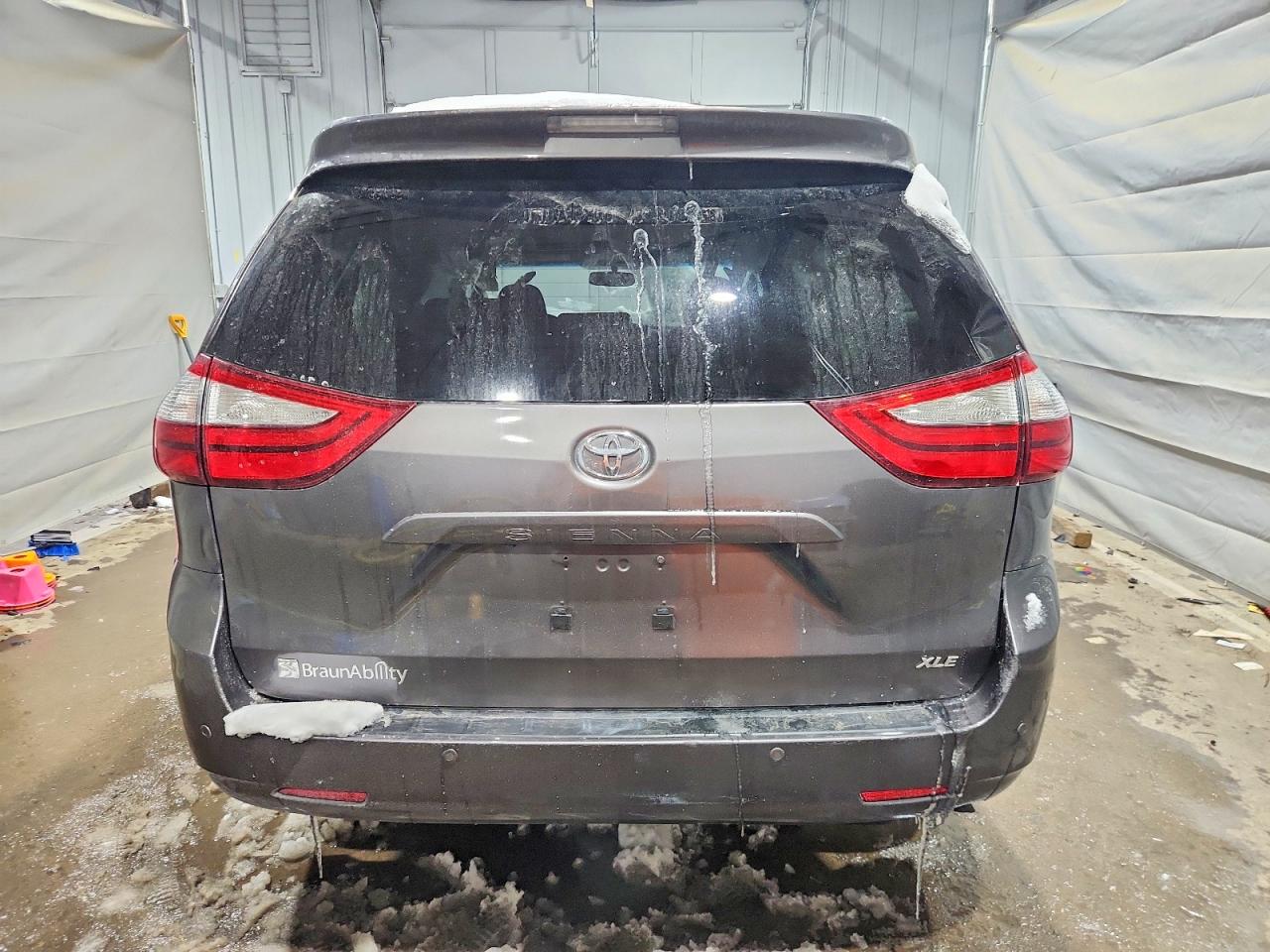 2016 TOYOTA SIENNA XLE photo 11