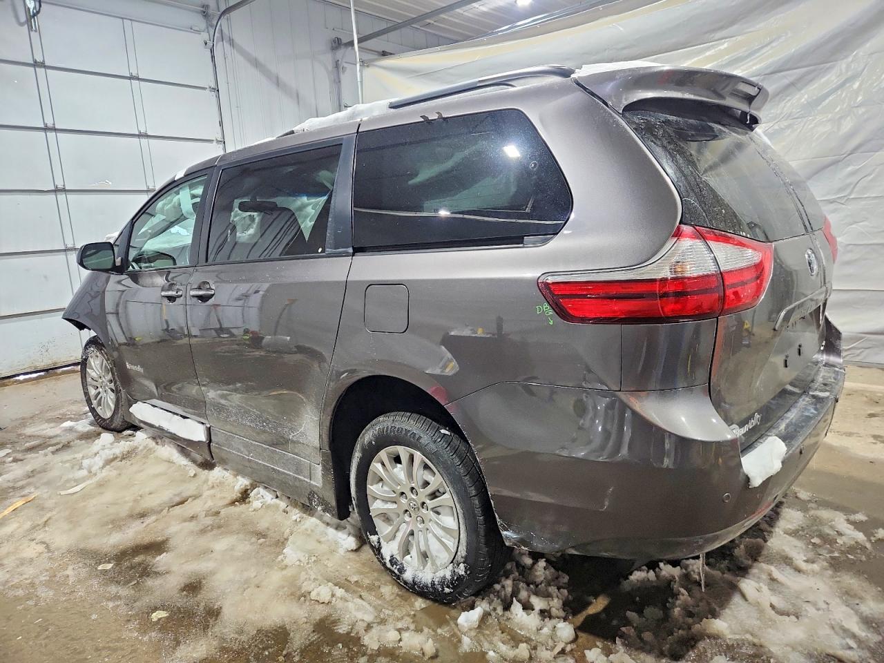 2016 TOYOTA SIENNA XLE photo 3