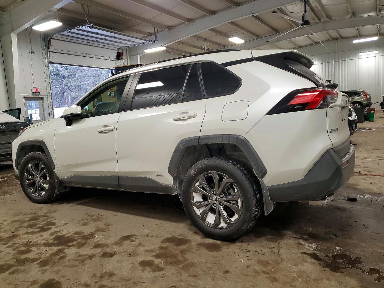2022 TOYOTA RAV4 XLE PREMIUM photo 3