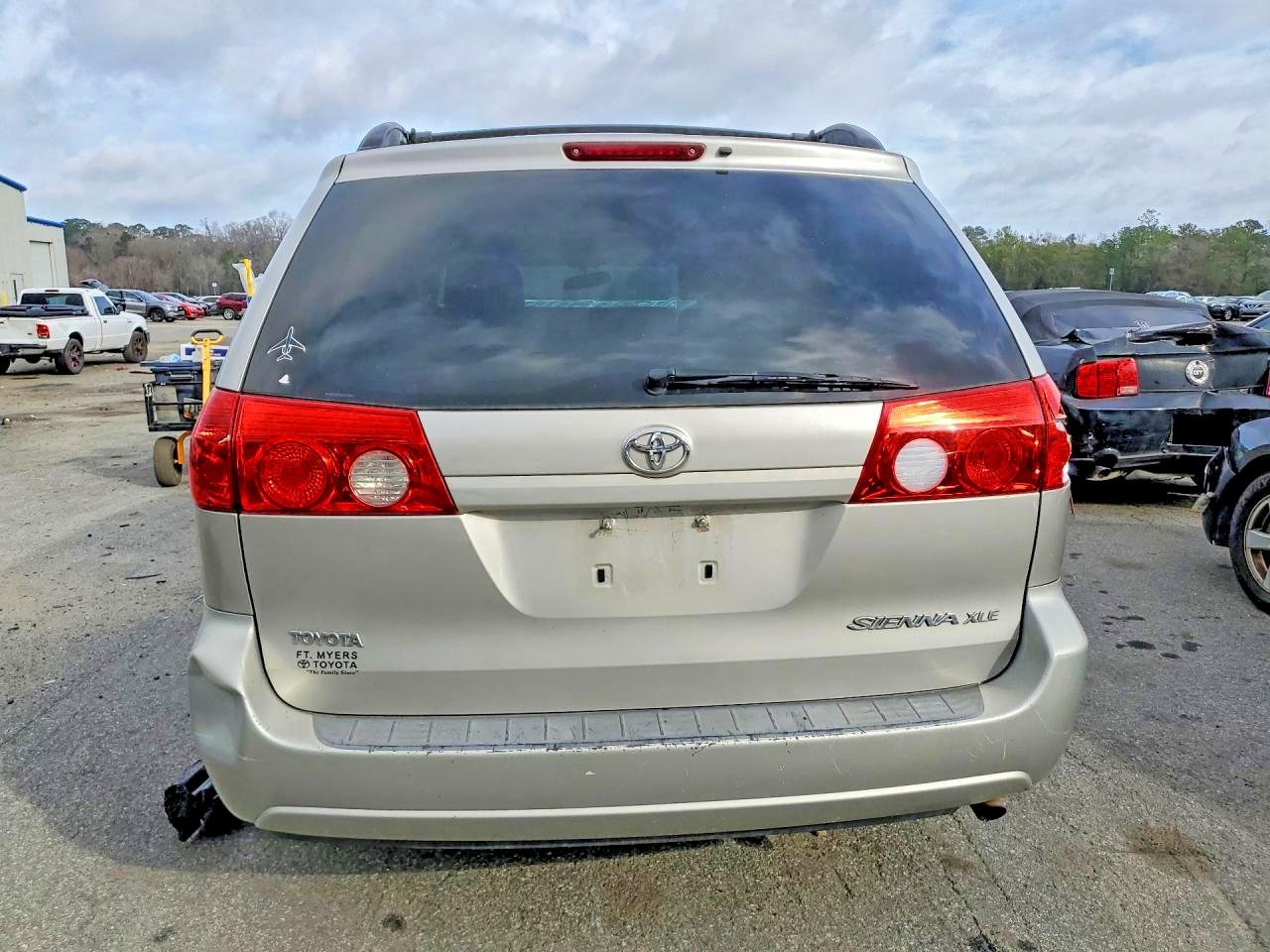 2008 TOYOTA SIENNA XLE photo 6