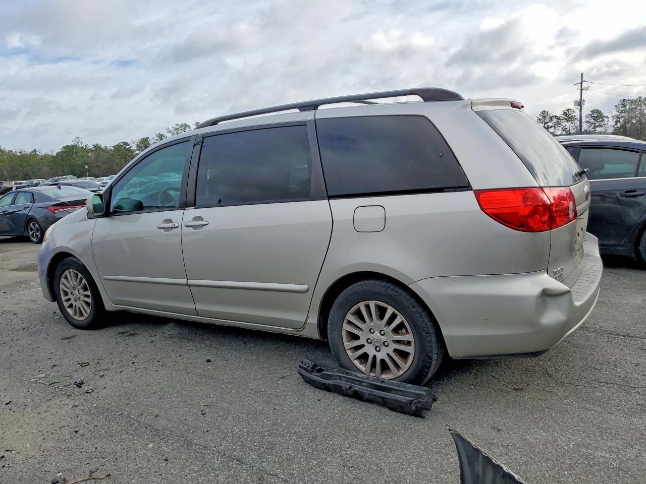 2008 TOYOTA SIENNA XLE photo 2