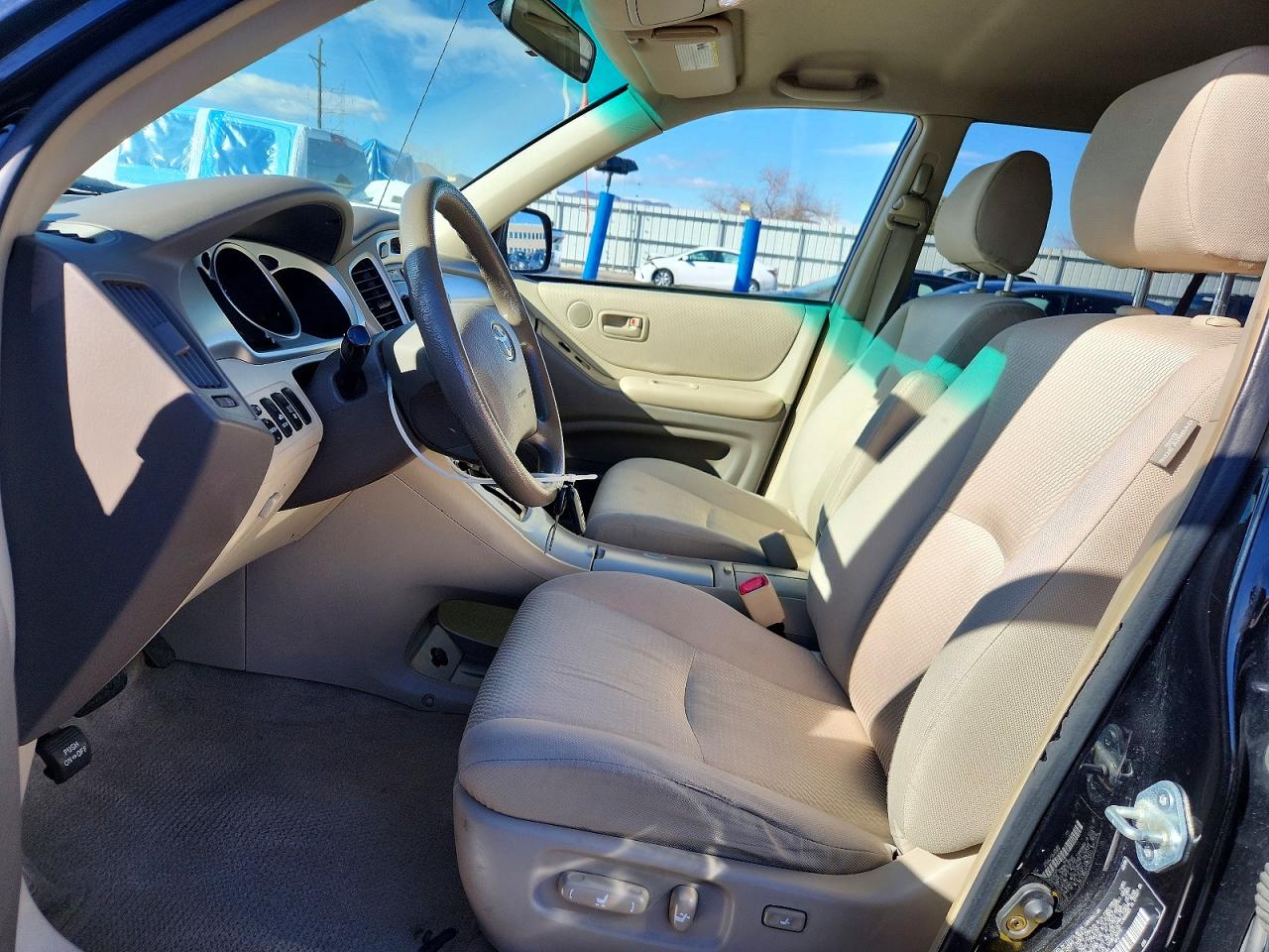 2004 TOYOTA HIGHLANDER BASE photo 13
