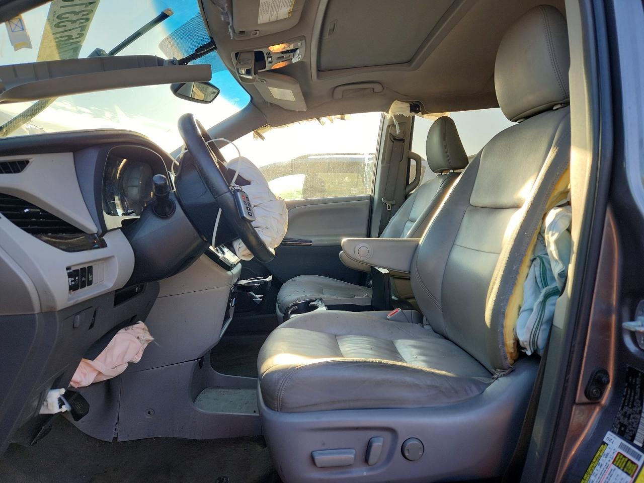 2017 TOYOTA SIENNA photo 13