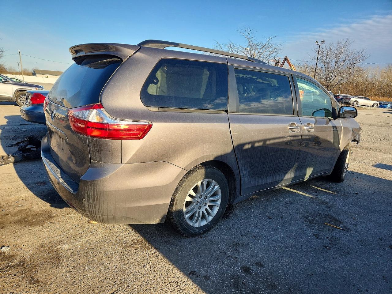 2017 TOYOTA SIENNA photo 5