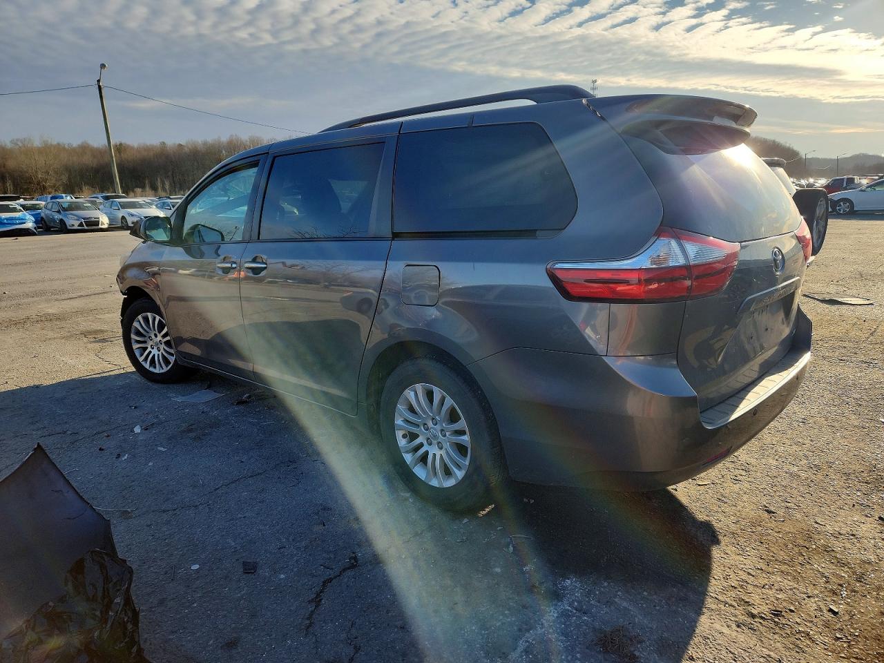 2017 TOYOTA SIENNA photo 3